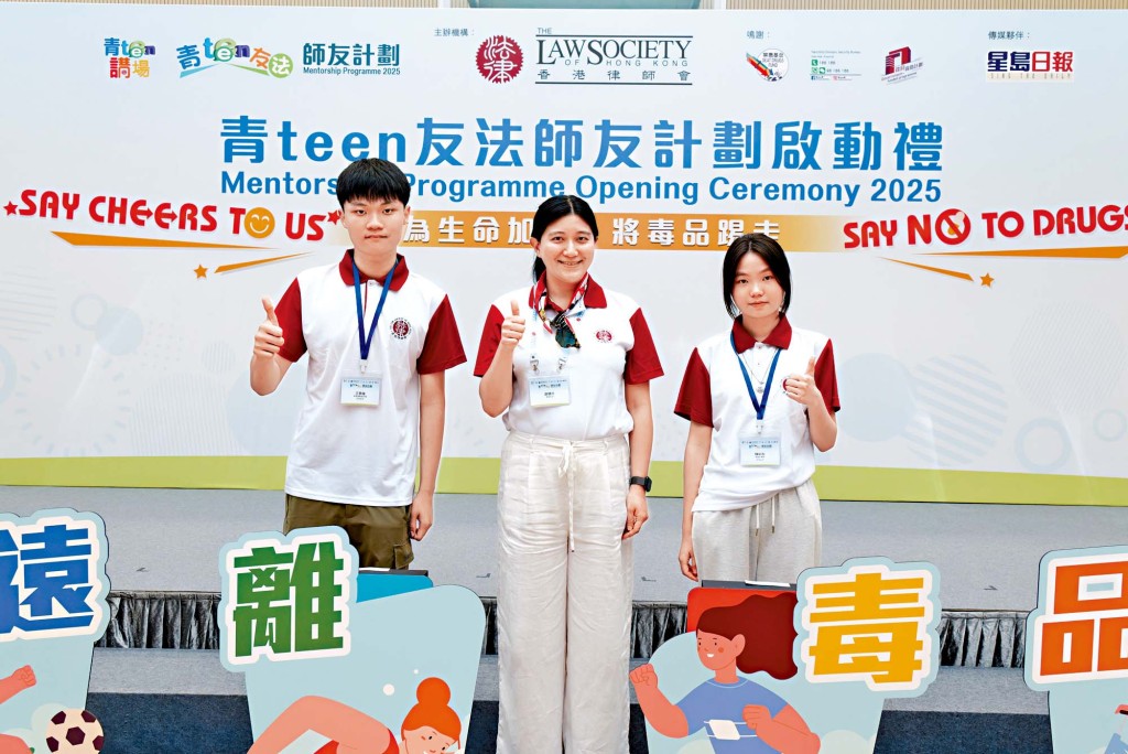學員陳昕彤及王景揚皆認為，師友計劃能協助他們把法律知識融入日常生活。