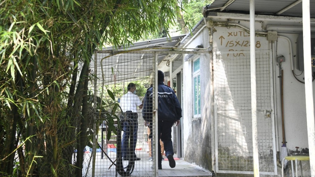 警員在事主獨居的村屋調查。楊偉亨攝