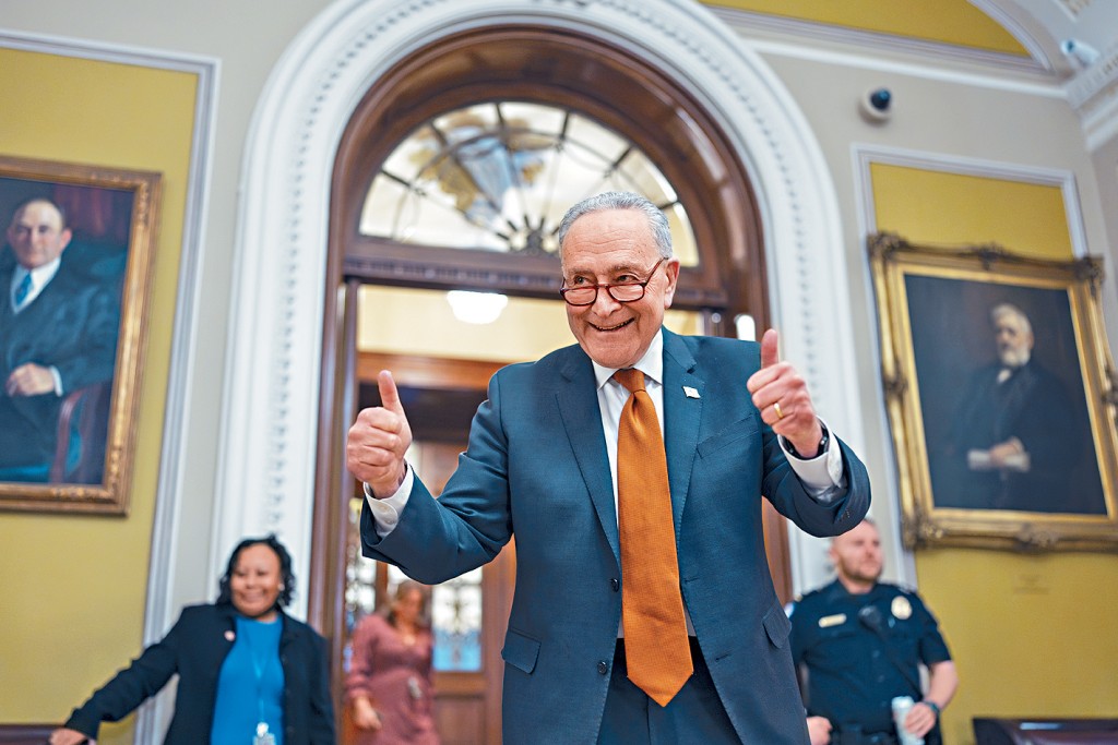 參議院開始表決短期支出法案時，多數黨領袖舒默豎起拇指。