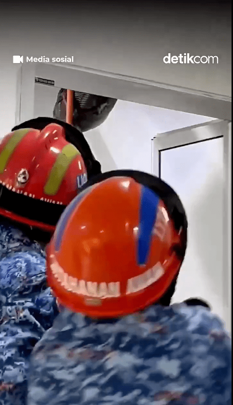 一條長達5米、重約60公斤的巨型蟒蛇，竟然藏身民居浴室的假天花內，嚇得一家三母女魂飛魄散，民防部隊奉召到場捕捉。X@detikcom