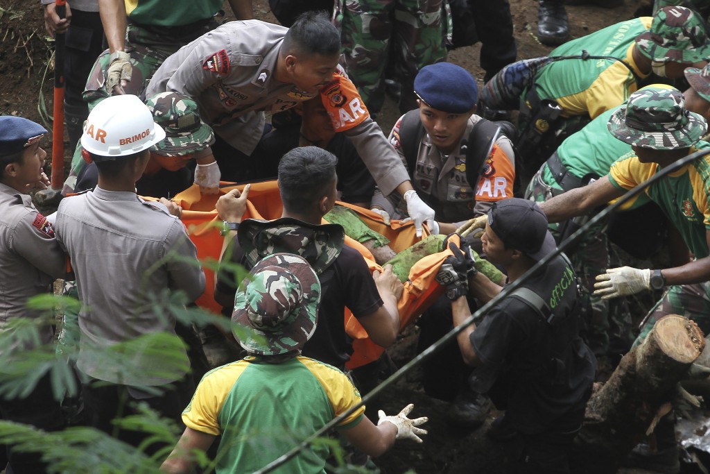 救援人员在印尼西爪哇恢复发掘地震被活埋的尸体。AP
