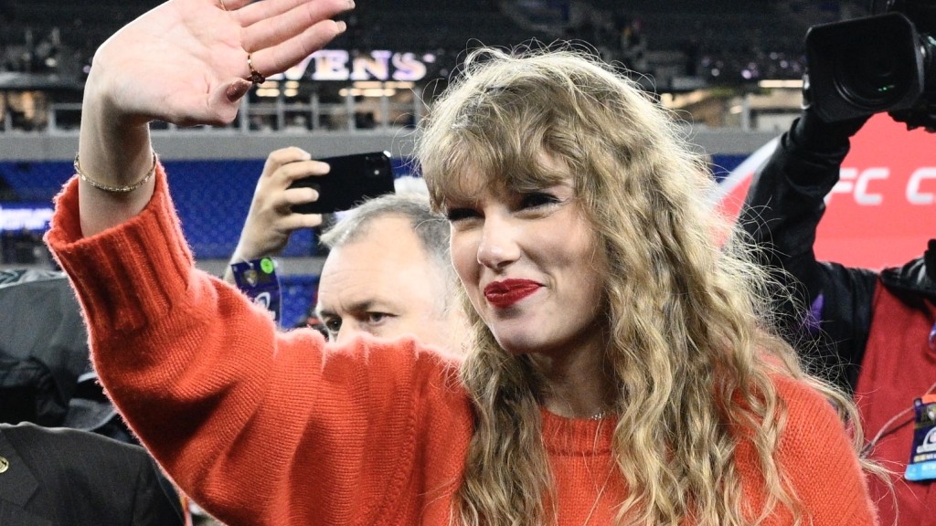 Taylor Swift到NFL球場支持男友，與球迷粉絲親切互動。 美聯社