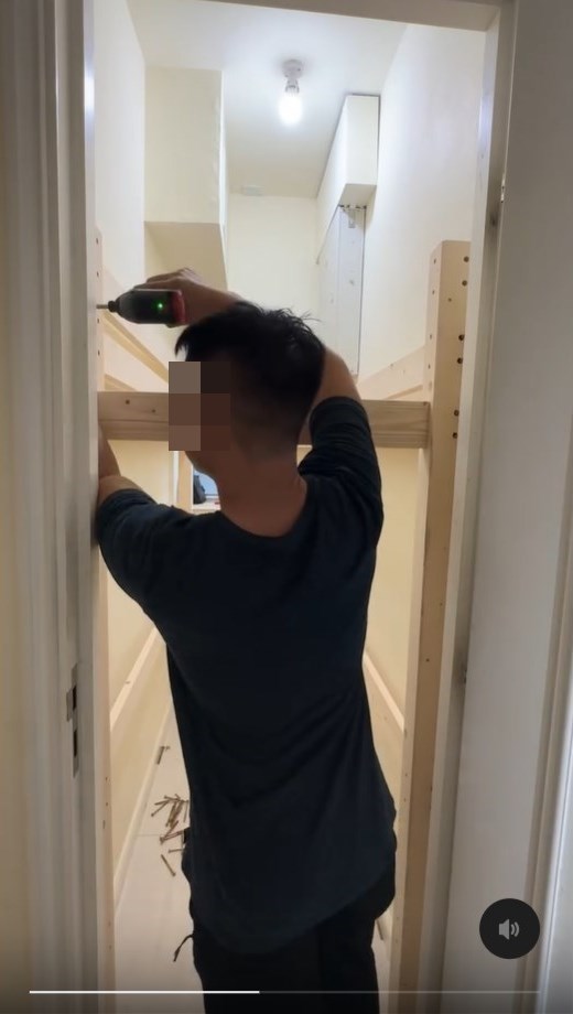 將軍澳一大型屋苑的單位設有超 迷你工人房,有網民近日把師傅 在房內安裝碌架床的過程大公開。Threads截圖 將軍澳一大型屋苑的單位設有超 迷你工人房,有網民近日把師傅 在房內安裝碌架床的過程大公開。Threads截圖