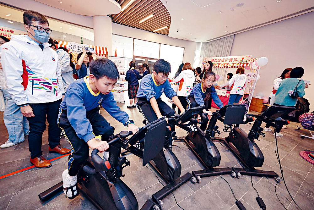 「eSports，挑戰自我！」攤位結合電子競技與單車運動，小朋友專注投入接受挑戰。