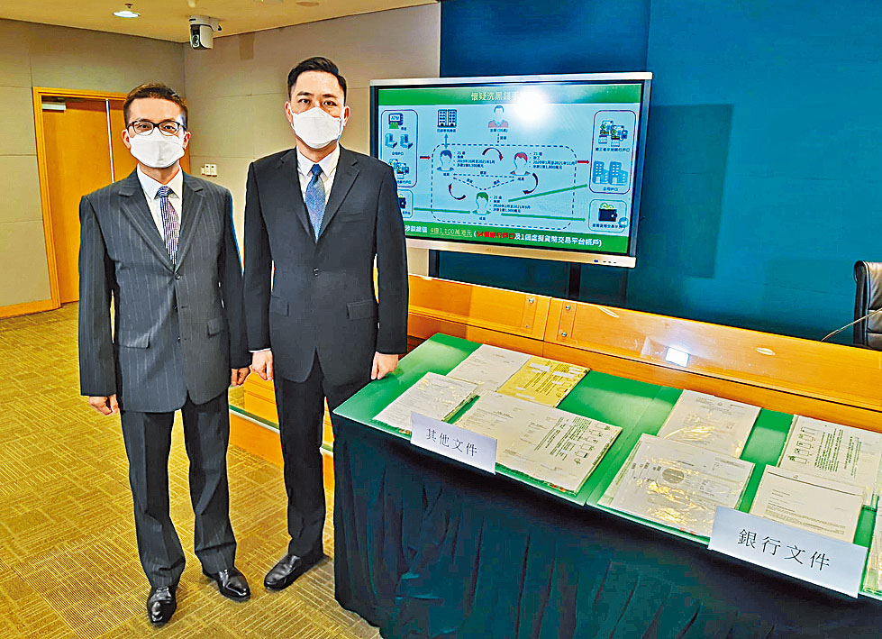 海關楊郁文（右）及黃貞富（左）講述案情及展示證物。