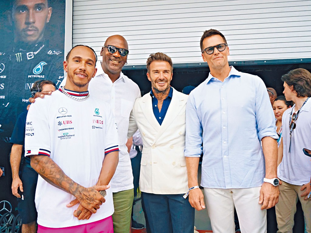 （左起）咸美頓、米高佐敦、碧咸、布雷迪賽前上演「諸神集結」，合照留念。