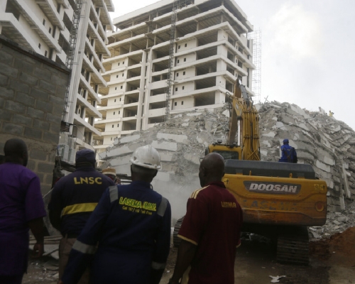 尼日利亞有興建中的大樓倒塌。（美聯社）