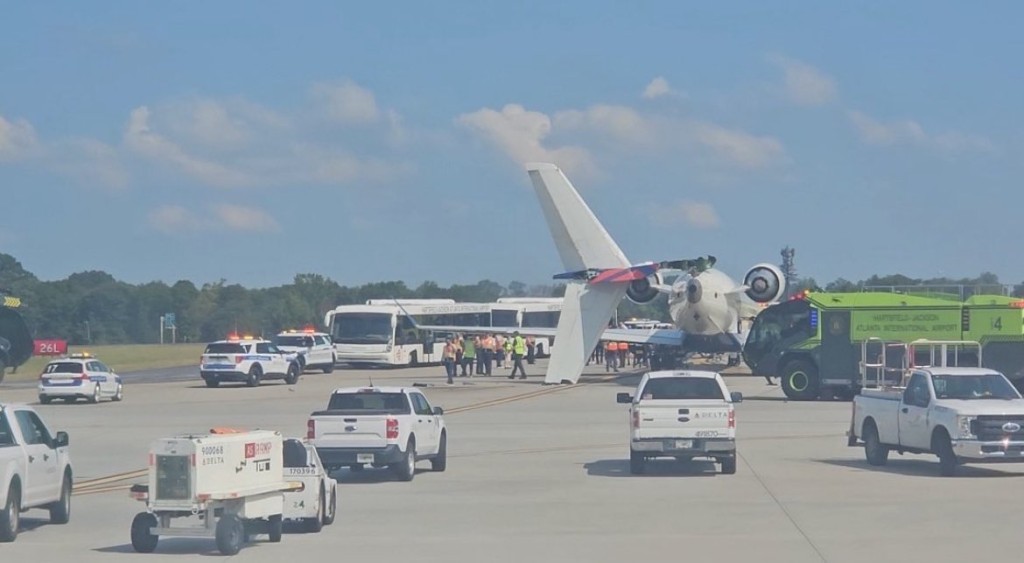 達美航空兩飛機在亞特蘭大相撞，其中一架飛機尾翼幾乎斷裂。圖片來源：X