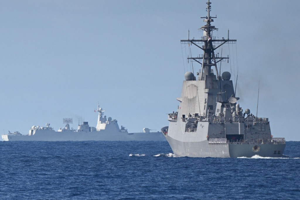 澳洲「布里斯班」號驅逐艦(左)進台海,解放軍海軍艦艇(背景右)全程跟蹤。 法新社 澳洲「布里斯班」號驅逐艦(左)進台海,解放軍海軍艦艇(背景右)全程跟蹤。 法新社