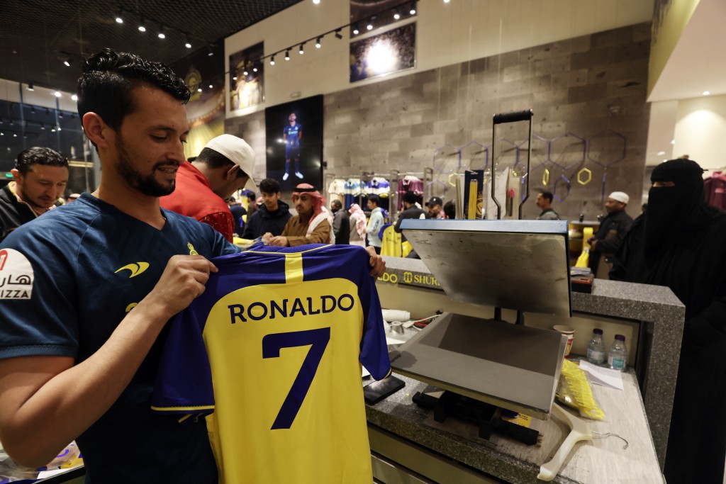 球迷搶購C朗拿度球衣。Reuters