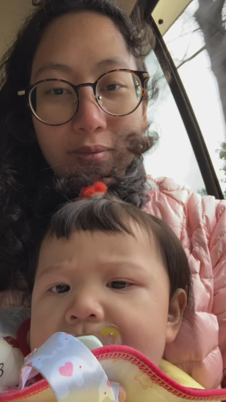利愛安的女兒表情多多。