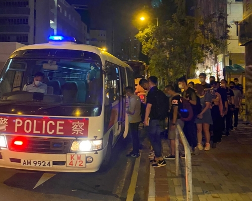 警紅磡冚非法賭檔及無牌酒吧,拘23男女。警方圖片