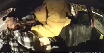 贼人再呼喝司机：「攞啲钱出嚟！」网上影片截图