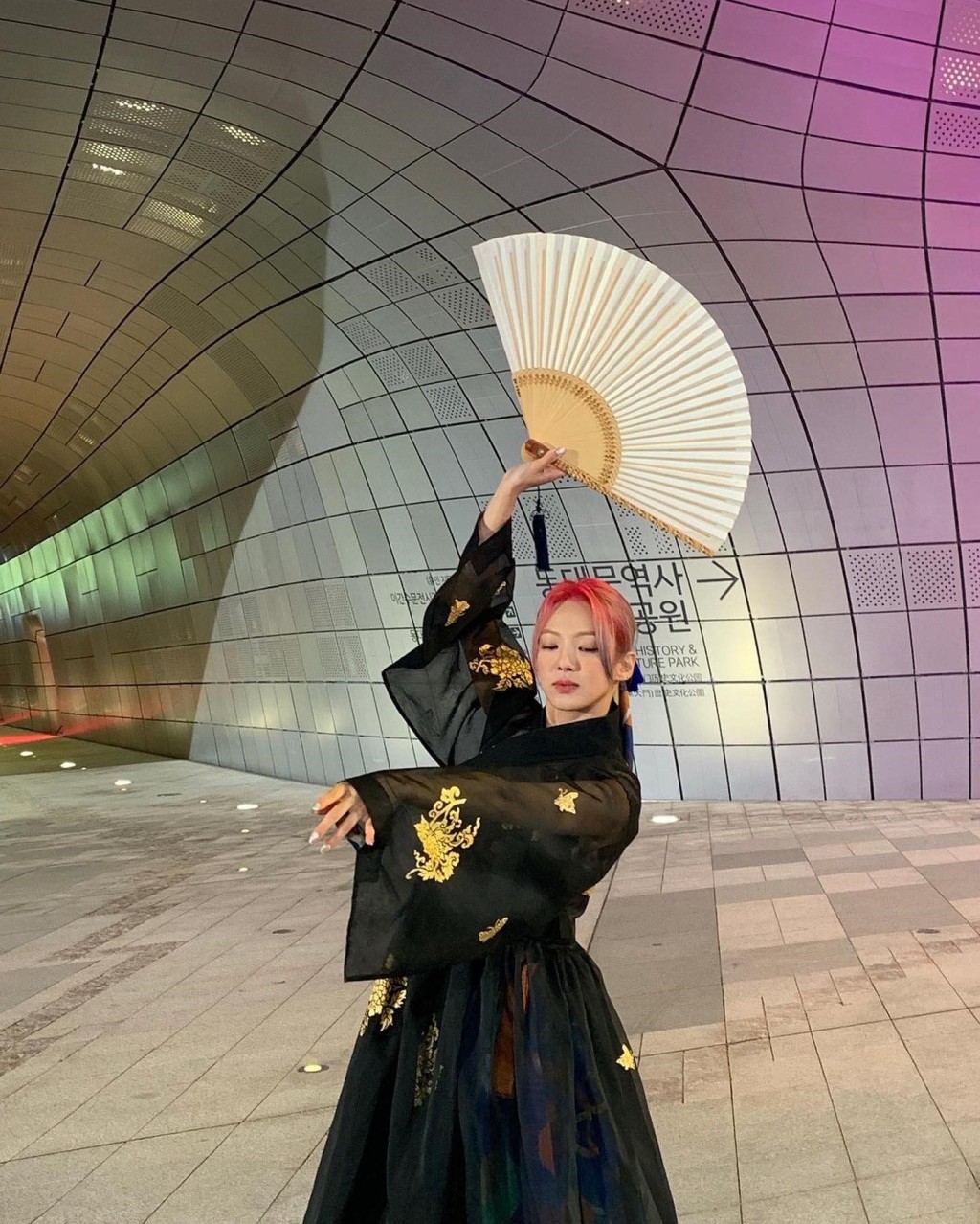 孝淵日前上載身穿傳統服裝的照片,同樣引來中韓網民爭論。