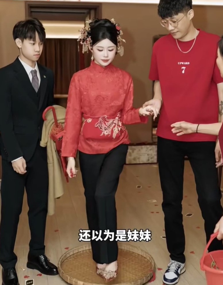 潮州41歲爸爸送女兒出嫁影片在網上爆紅。小紅書@八卦小陳 潮州41歲爸爸送女兒出嫁影片在網上爆紅。小紅書@八卦小陳