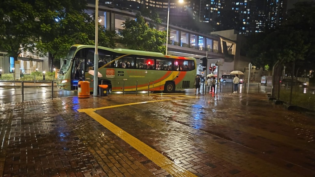 與此同時昨晚有旅遊巴義載市民，由荃灣前往屯門。JoJo Bus圖片