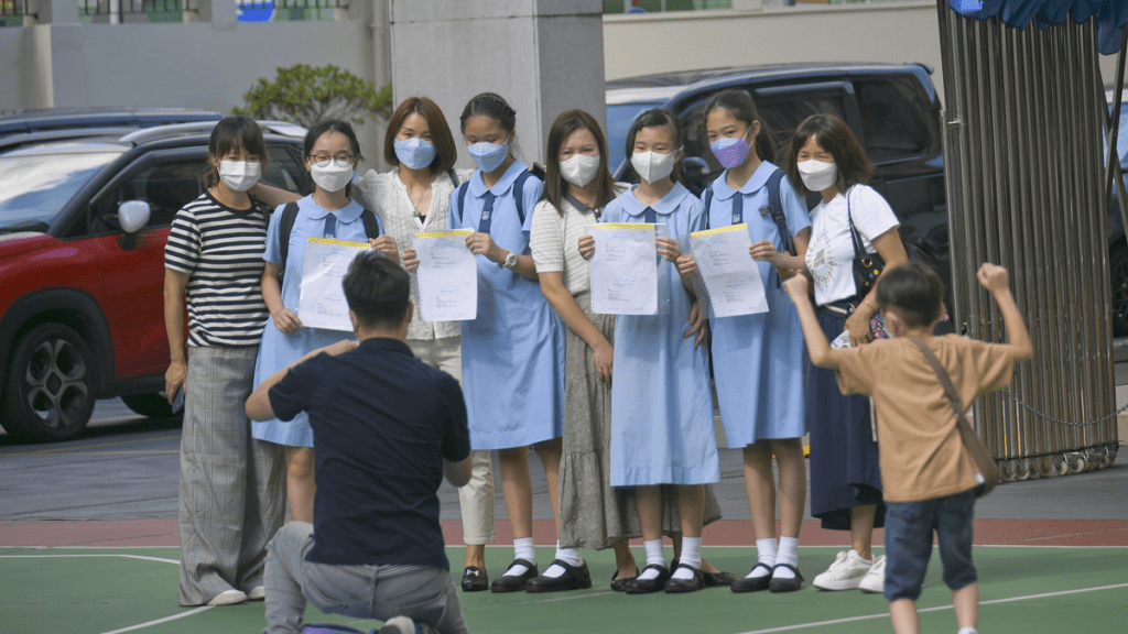 教育局指明日獲得中一自行分配學位將接到中學通知。資料圖片