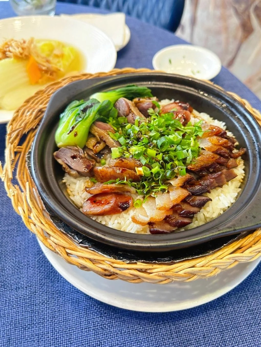 白飯粒粒分明,各款臘味的肥瘦適中,香味完全滲入飯粒之中,加上飯焦金黃香脆,份量十足,香氣四溢。(圖片來源:Becky@小紅書) 白飯粒粒分明,各款臘味的肥瘦適中,香味完全滲入飯粒之中,加上飯焦金黃香脆,份量十足,香氣四溢。(圖片來源:Becky@小紅書)