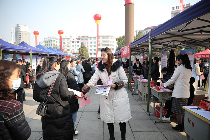 中國的5月城鎮調查失業率維持在5%。新華社