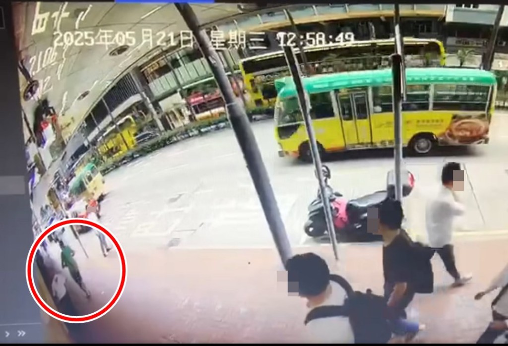 這趟回程,綠衣男行過電單車後,在不遠 處的巴士站旁停下,似乎在找尋隨身物品。fb「香港突發事故報料區2.0」截圖 這趟回程,綠衣男行過電單車後,在不遠 處的巴士站旁停下,似乎在找尋隨身物品。fb「香港突發事故報料區2.0」截圖