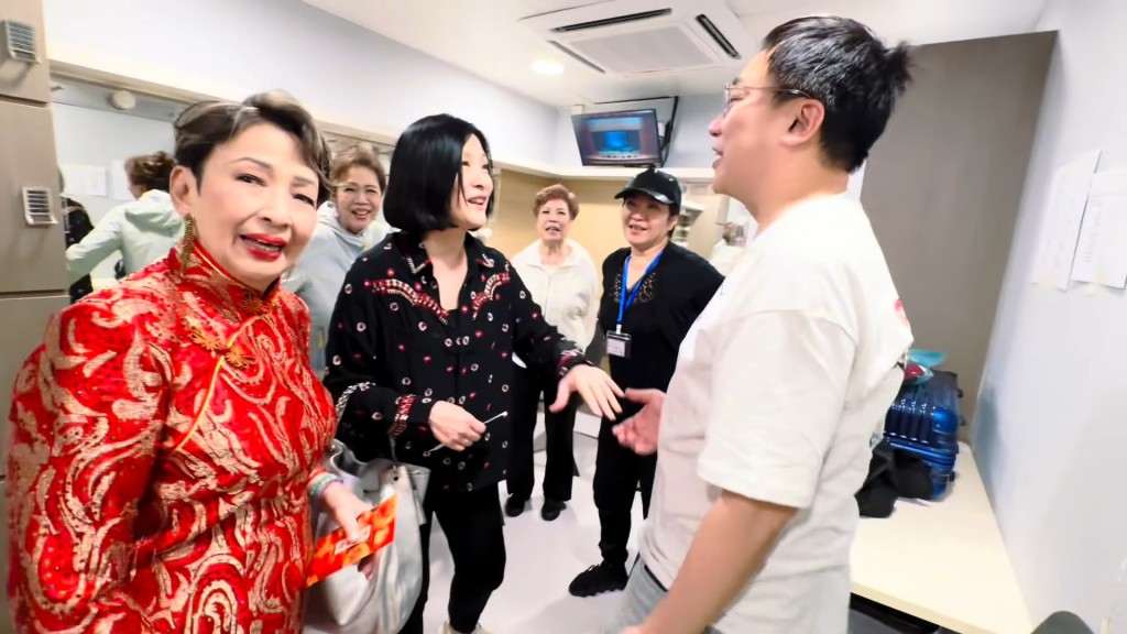馮素波向陳慧珊介紹兒子David。 馮素波向陳慧珊介紹兒子David。