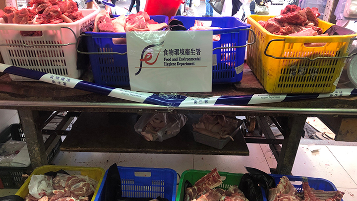 食環署人員在行動中檢獲的肉類。