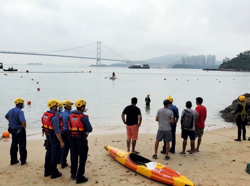 消防及警方正在場搜救。
