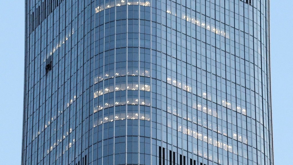 北京中信大厦被小型飞机撞烂玻璃外墙。 路透社