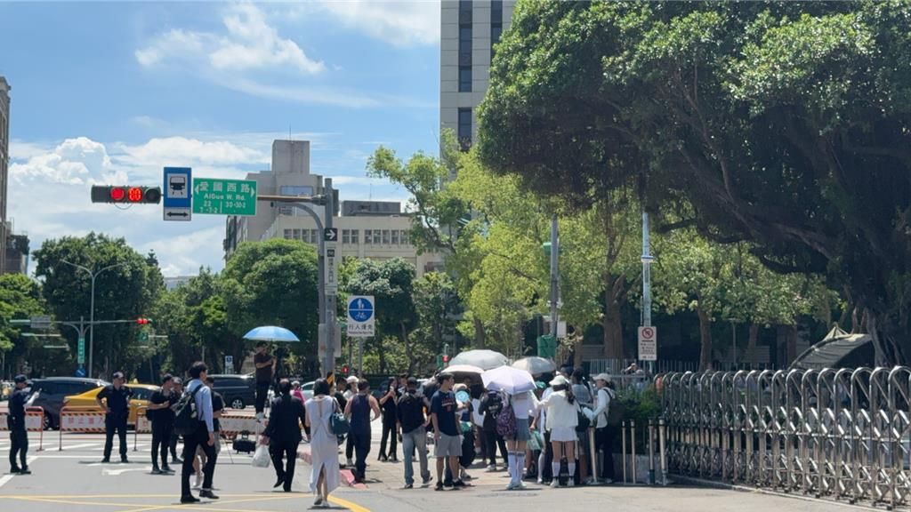 民眾黨支持者在博愛路、愛國西路外集結。 中時 民眾黨支持者在博愛路、愛國西路外集結。 中時