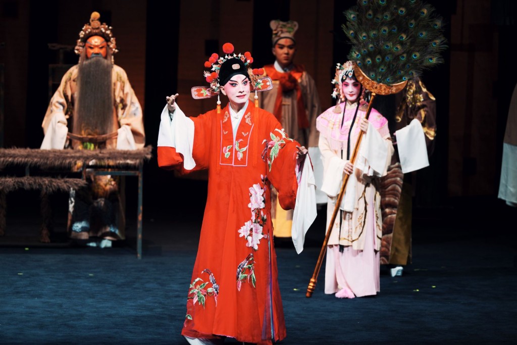 梅花獎得主施夏明於劇中飾演淳于棼。湯顯祖借描寫淳于棼的夢境,拋開塵世俯瞰人生。 梅花獎得主施夏明於劇中飾演淳于棼。湯顯祖借描寫淳于棼的夢境,拋開塵世俯瞰人生。