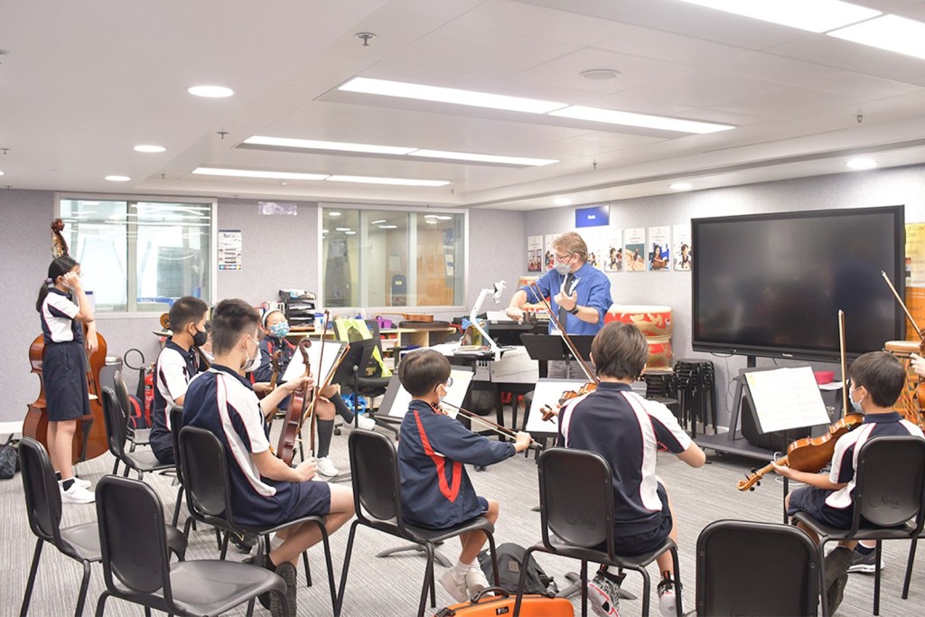 由音樂老師Mr Colbacchini授課的弦樂隊是藝術類興趣班的熱門選項。