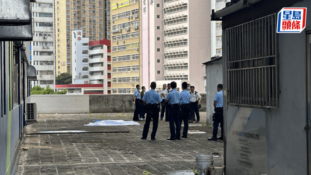 男子墮樓當場死亡。梁國峰攝