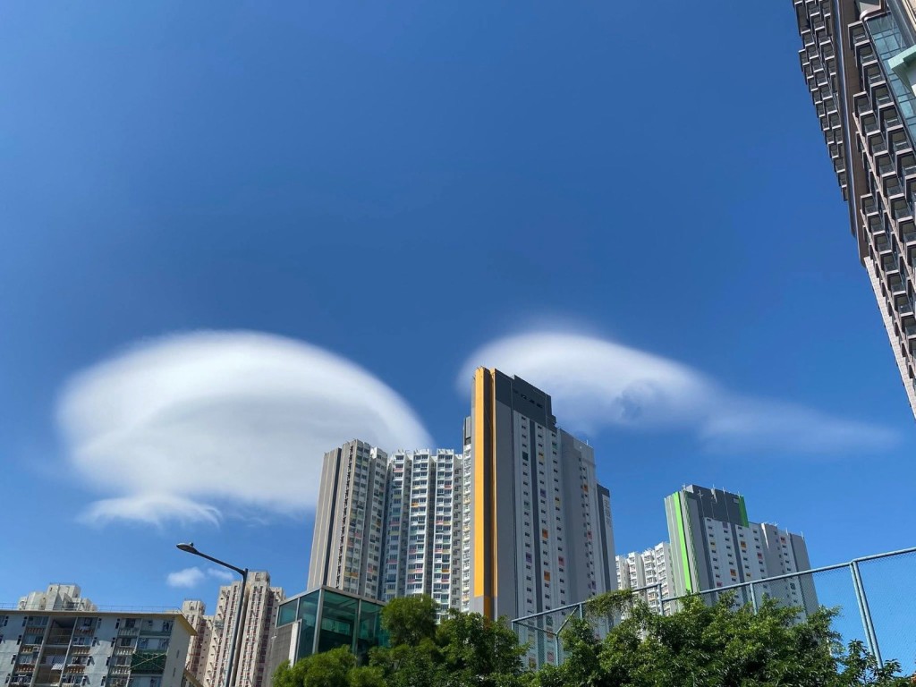 fb「香港天文台 HKO」截圖（攝：Mark Tang、FU Ching Tak  / 2025年10月25日 / 九龍灣、中環/ #CWOS）#社區天氣觀測計劃 #度天賞雲 #Lenticularis」)