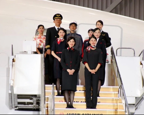 日本航空公司將在2020年4月，首次引入女性褲裝制服。網圖

