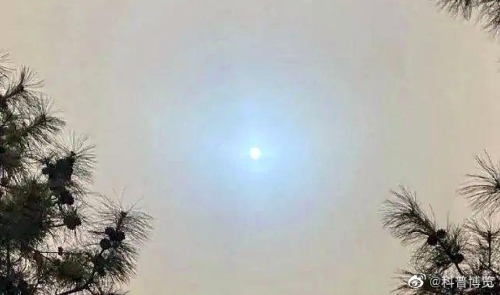 北京今早上空再出现「蓝太阳」。网图