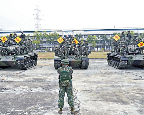 台兵在台中進行演習後,在美製M60-A3坦克上合影留念。