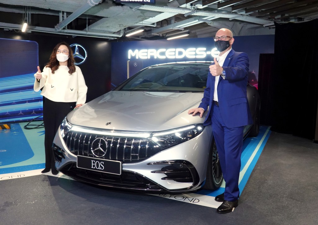 ●Mercedes-Benz HK行政總裁Mr. Andreas Buchenthal，以及恒基兆業地產工商舖租售部高級副總經理吳子鸞(左)，一同主持開幕儀式。