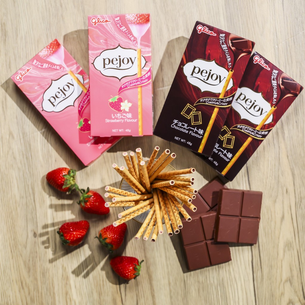 固力果「pejoy超人气夹心饼干条」系列的经典「pejoy朱古力味夹心饼干条」及人气「pejoy士多啤梨味夹心饼干条」。（图片来源：固力果）