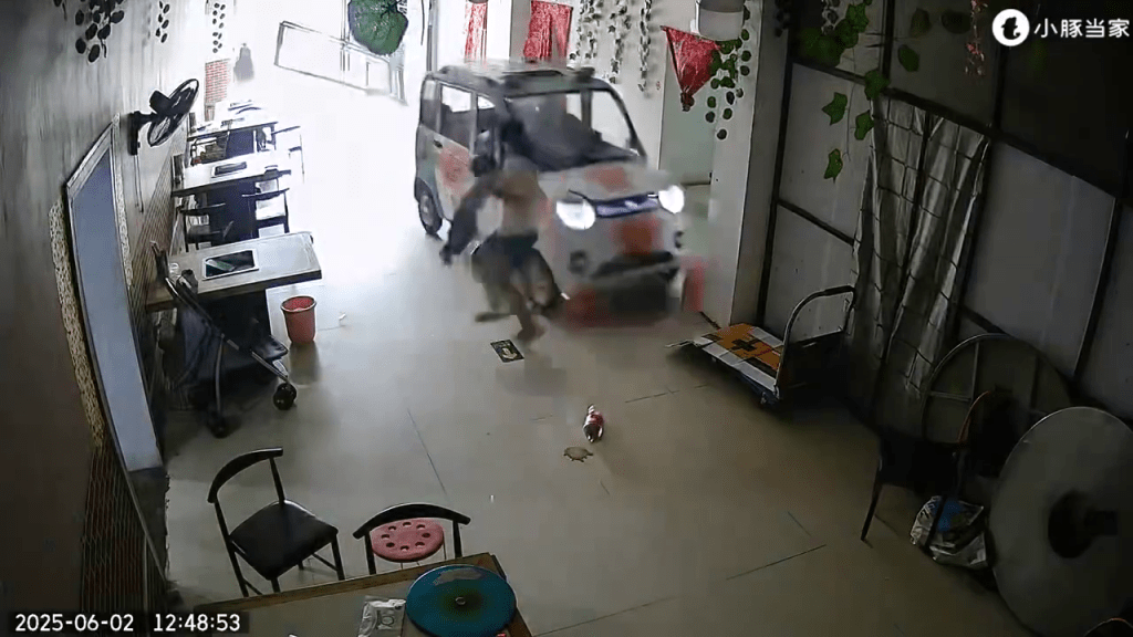 千鈞一髮避開了撞入店的汽車。 千鈞一髮避開了撞入店的汽車。