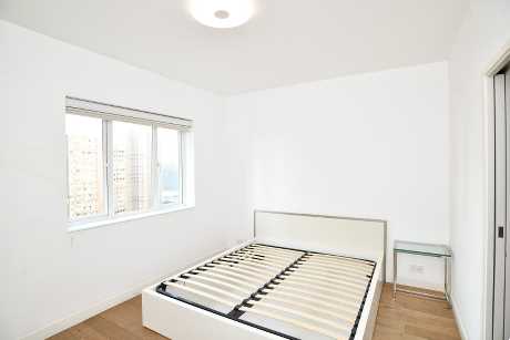 主人套房可三边下床，而且采光度高，一室亮白通爽。