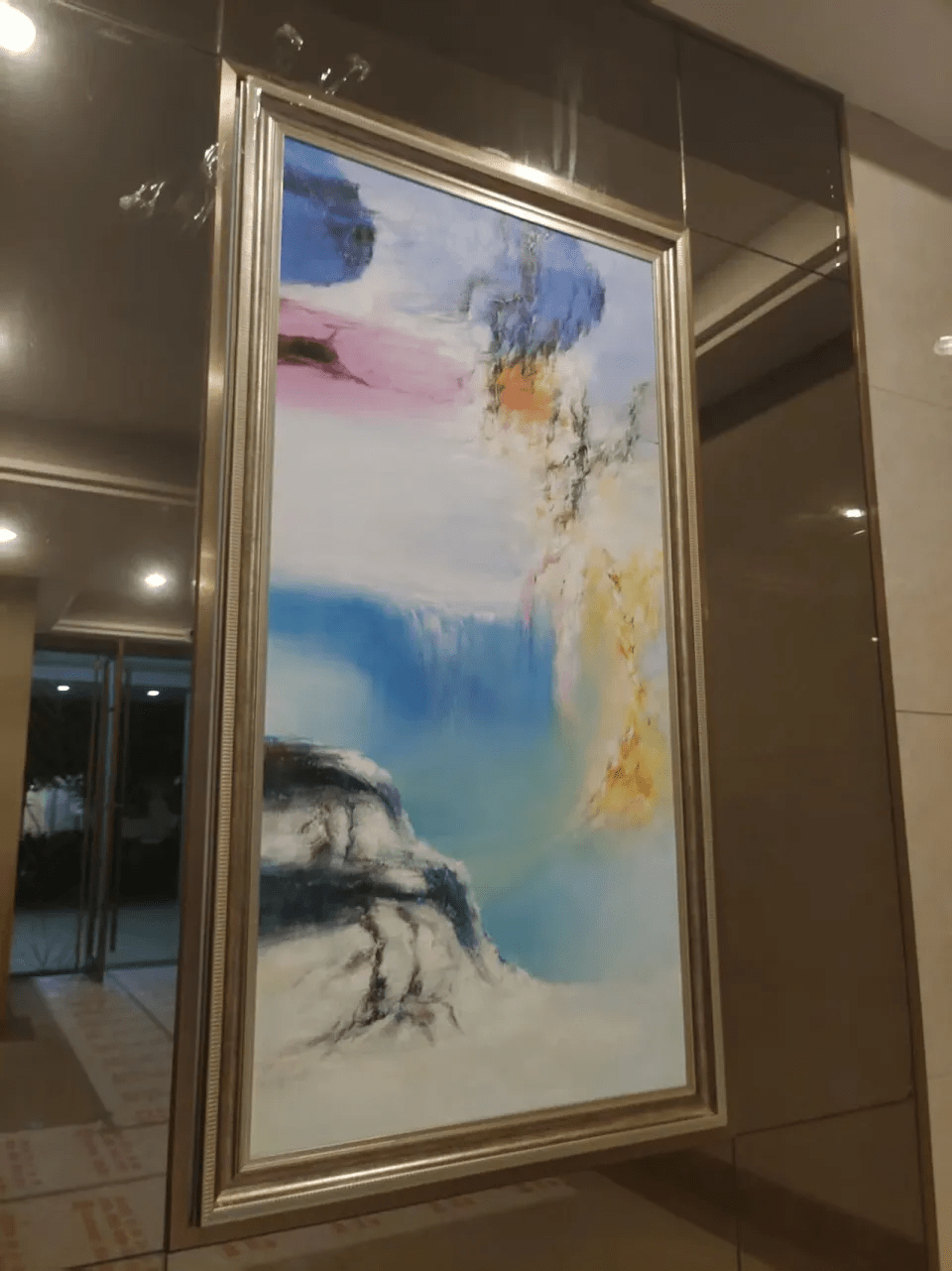業主反映大堂的掛畫不穩固,物業管理方僅用膠紙粘住。 業主反映大堂的掛畫不穩固,物業管理方僅用膠紙粘住。