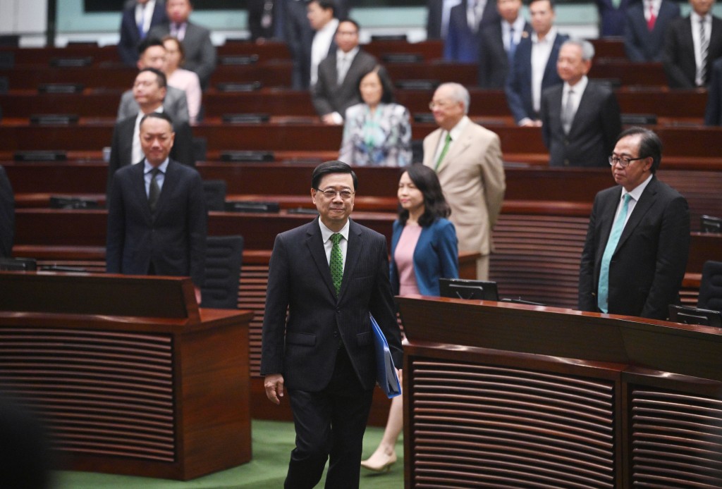 李家超再到立法會回應施政報告內容。資料圖片