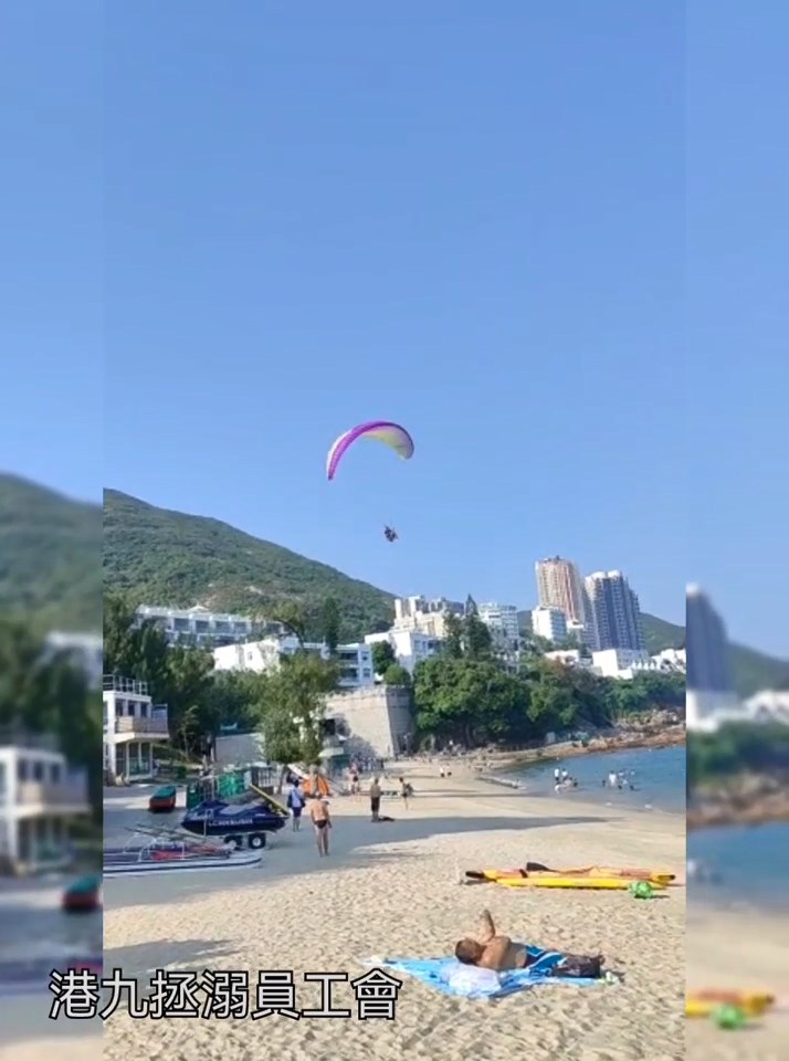 赤柱正灘上空有一隻滑翔傘於空中失控亂飛。港九拯溺員工會fb片段截圖