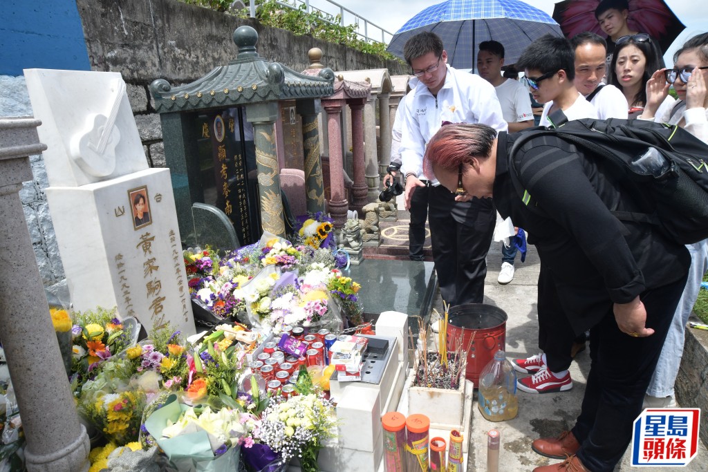 其后黄家驹遗体运回香港，下葬于将军澳华人永远坟场，时至今日每逢家驹的生辰或死忌，都有不少歌迷前往悼念。