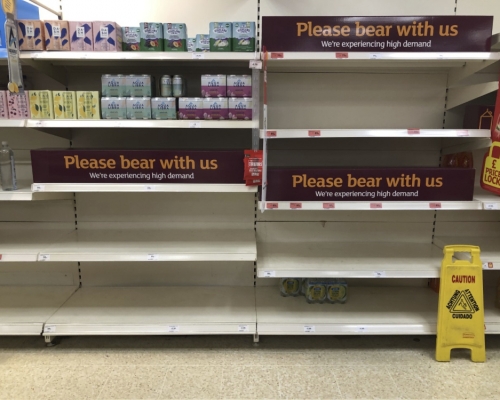 英國大量食品業員工收到隔離警示，以致出現食品供應短缺問題。AP圖片