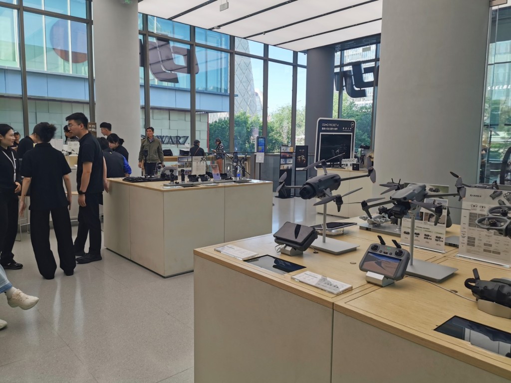 北京大疆國貿旗艦店展台上除了多款無人機樣品,還擺放著運動相機、雲台相機、穿戴相機等設備。楊浚源攝 北京大疆國貿旗艦店展台上除了多款無人機樣品,還擺放著運動相機、雲台相機、穿戴相機等設備。楊浚源攝