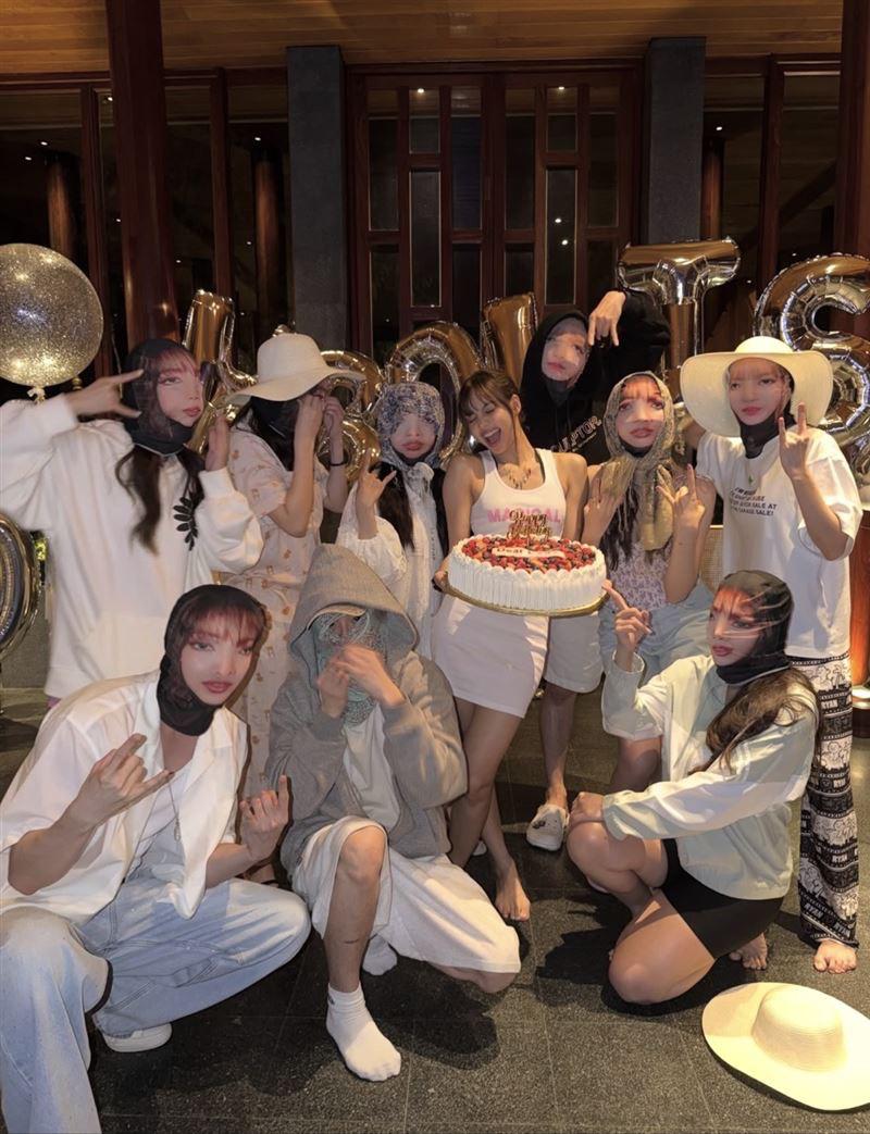 Lisa的好友戴上Lisa樣子的面罩,相當搞鬼。 Lisa的好友戴上Lisa樣子的面罩,相當搞鬼。