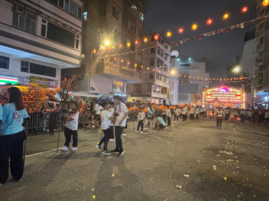 街頭兩旁擠滿前來觀看大坑舞火龍的市民和遊客。郭穎彤攝