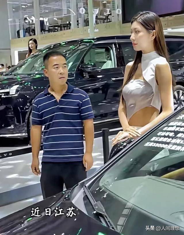 「條紋哥」在車展看美女，十分專心。　互聯網