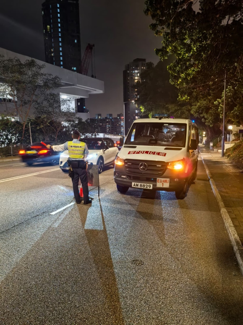 警方按策略於不同時段及地點設置路障截查可疑車輛及人士。 警方按策略於不同時段及地點設置路障截查可疑車輛及人士。